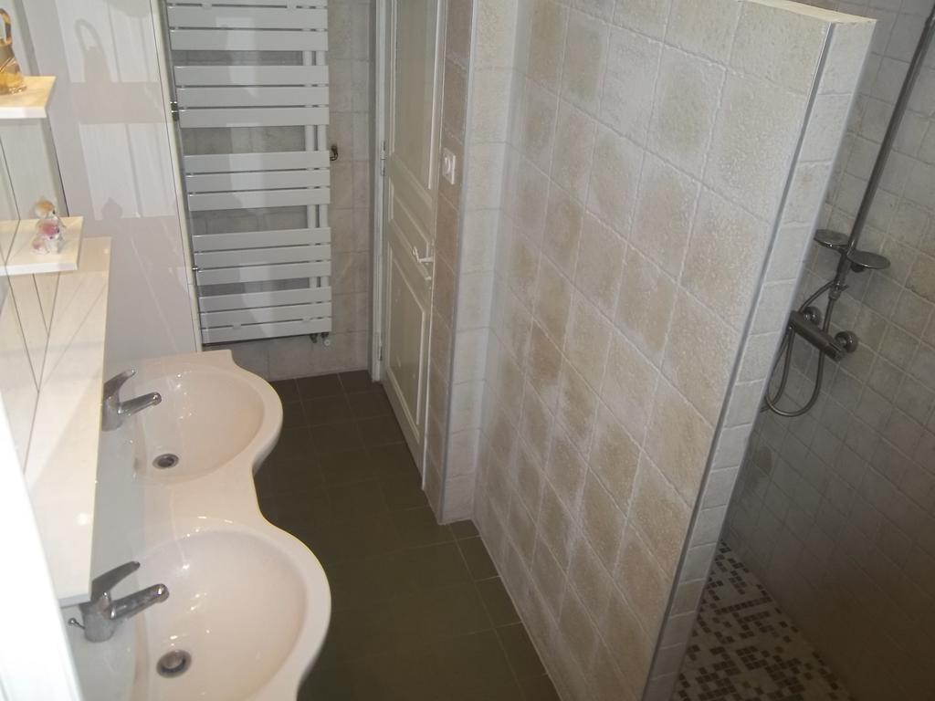B&B Le Petit Frigouye Rochefort-du-Gard Szoba fotó